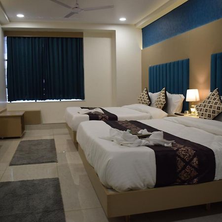Hotel Royal Square Gandhinagar Esterno foto