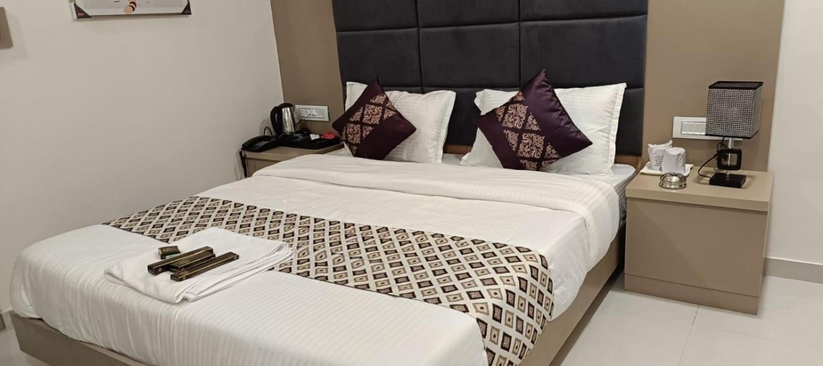 Hotel Royal Square Gandhinagar Esterno foto