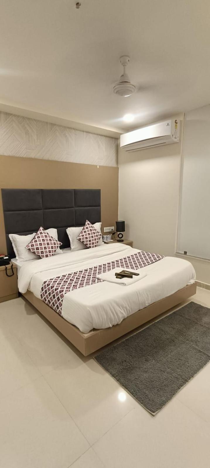 Hotel Royal Square Gandhinagar Esterno foto