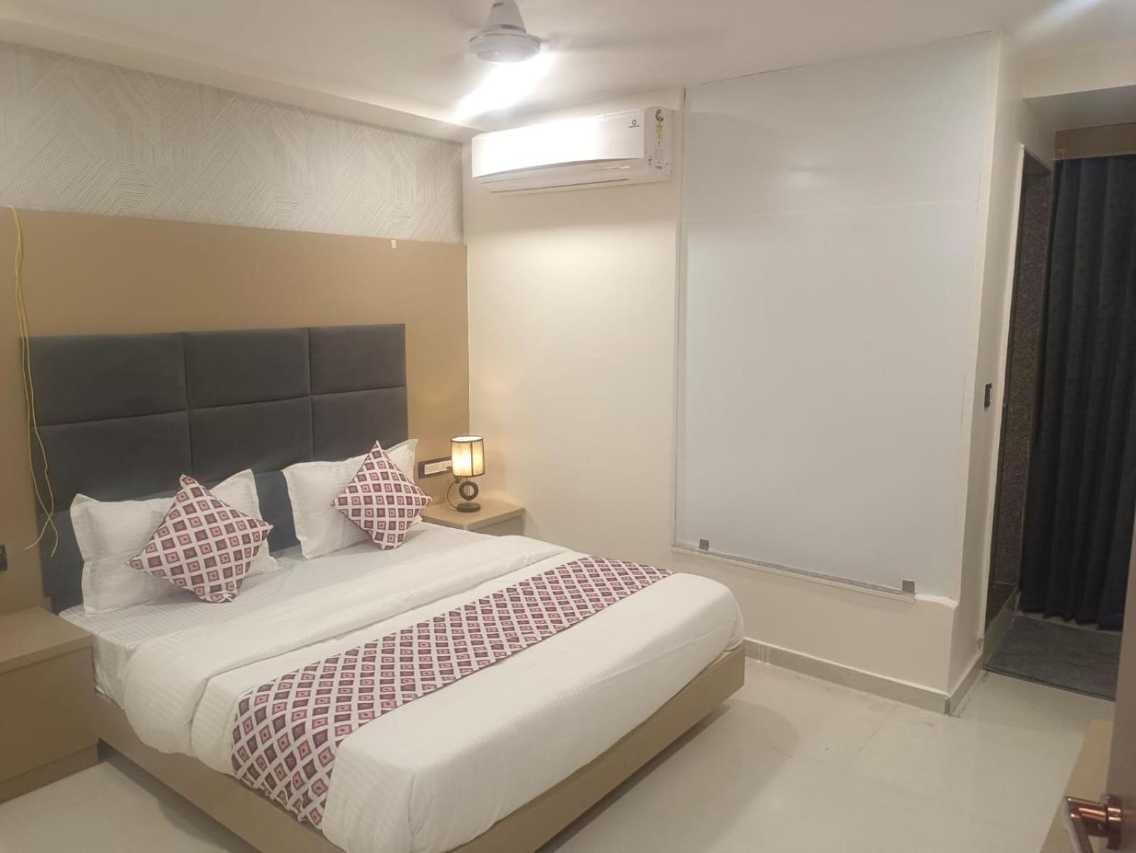 Hotel Royal Square Gandhinagar Esterno foto