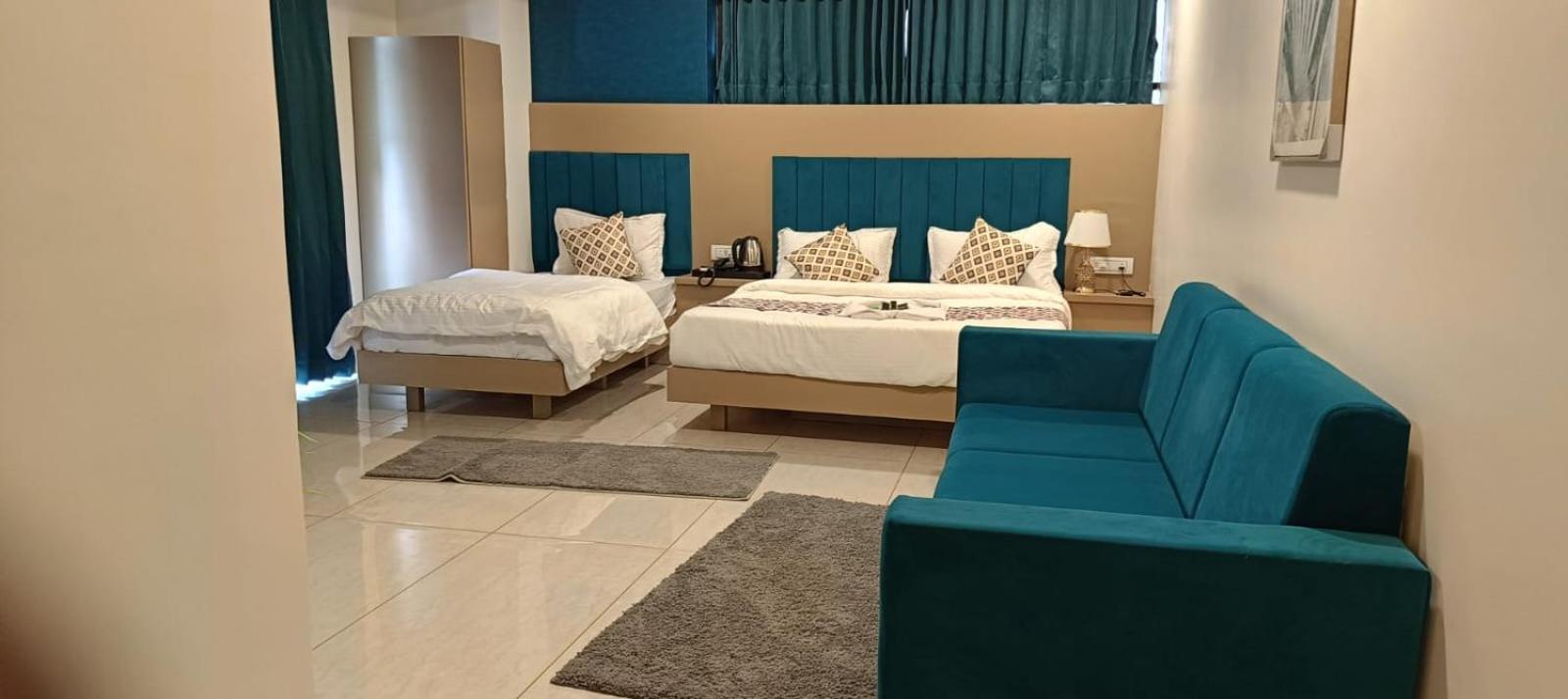 Hotel Royal Square Gandhinagar Esterno foto
