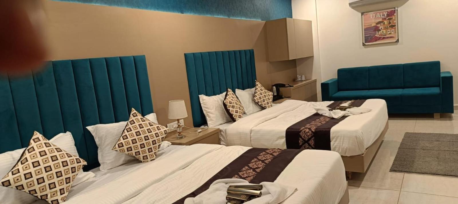 Hotel Royal Square Gandhinagar Esterno foto