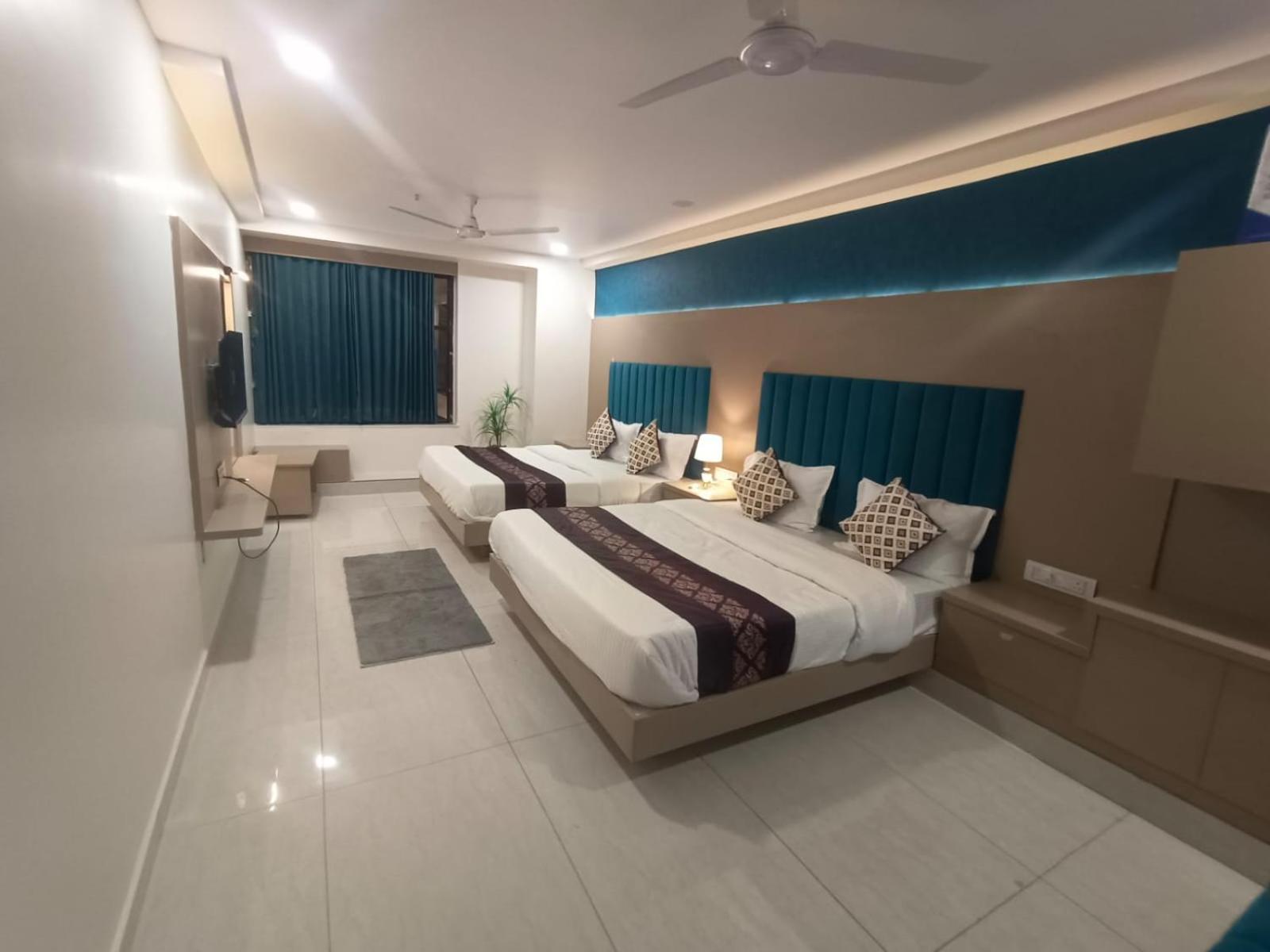 Hotel Royal Square Gandhinagar Esterno foto