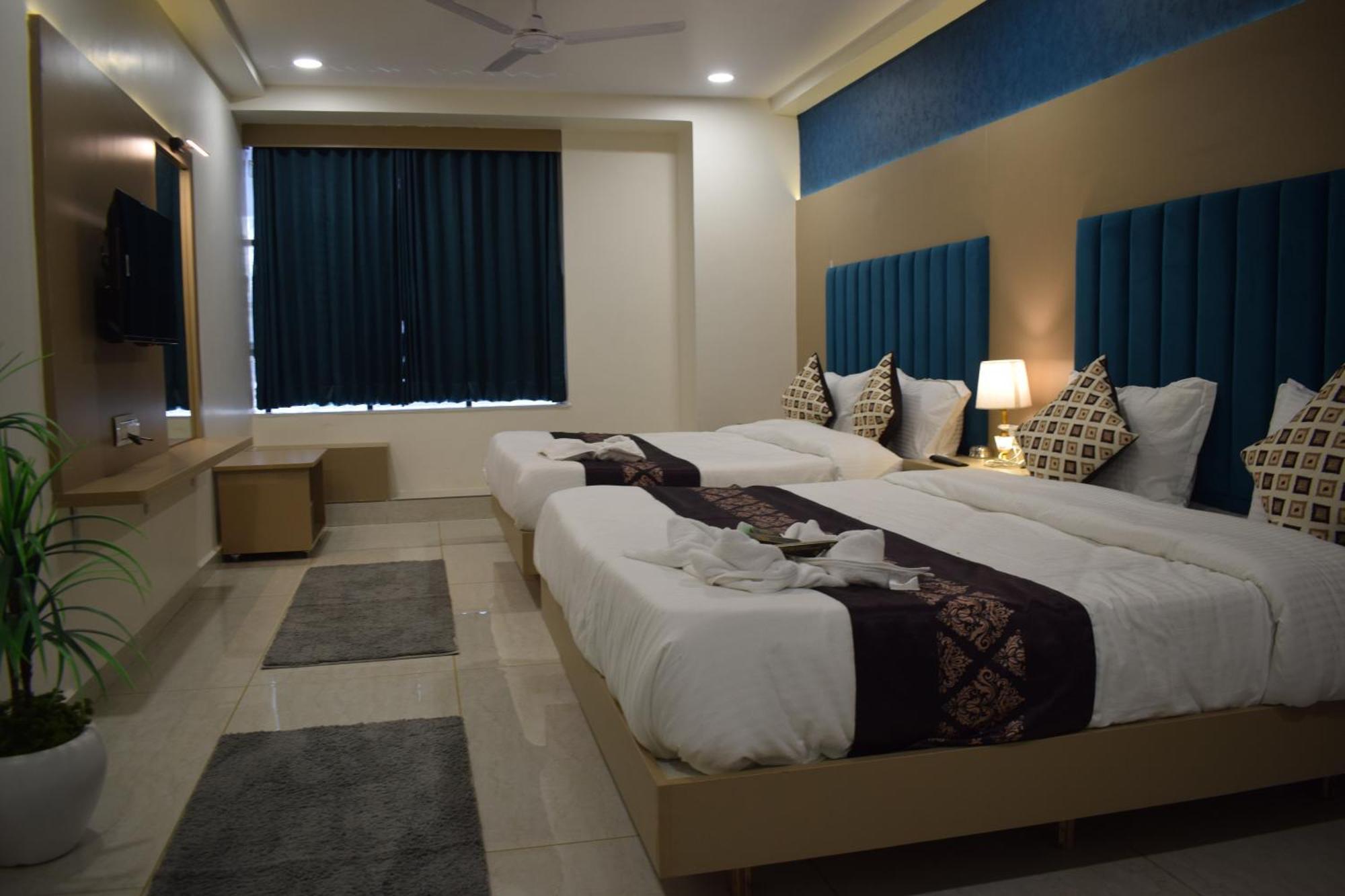 Hotel Royal Square Gandhinagar Esterno foto